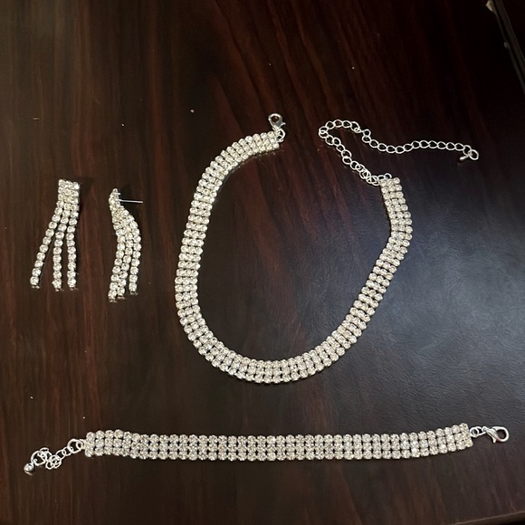 NIB Rhinestone Jewelry Set 😍 - Picture 1 of 4
